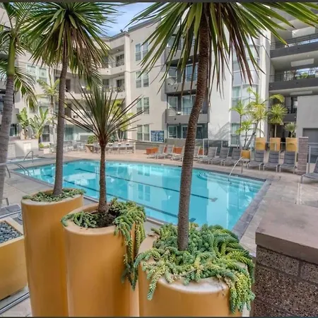 Spacious And Central With A Pool View Los Angeles Exterior photo