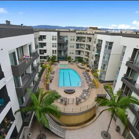 Spacious And Central With A Pool View Los Angeles Exterior photo