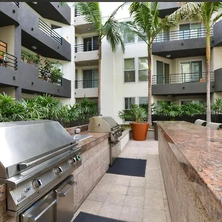 Spacious And Central With A Pool View Los Angeles Exterior photo