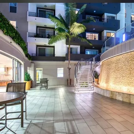 Spacious And Central With A Pool View Los Angeles Exterior photo