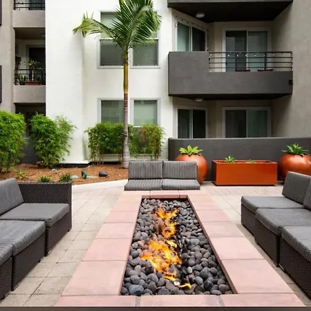 Spacious And Central With A Pool View Los Angeles Exterior photo