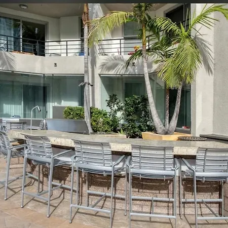 Spacious And Central With A Pool View Los Angeles Exterior photo