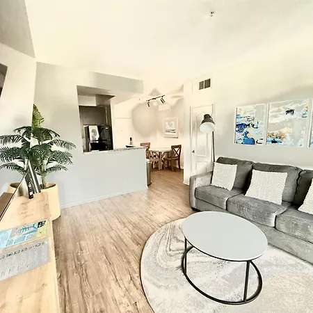Spacious And Central With A Pool View Los Angeles Exterior photo