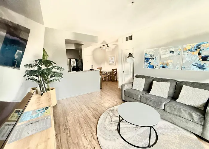 Spacious And Central With A Pool View