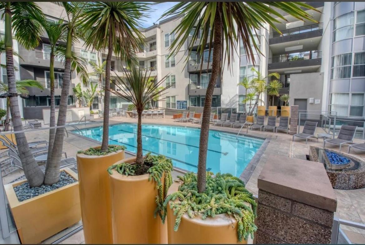 Spacious And With A Pool View * Los Angeles
