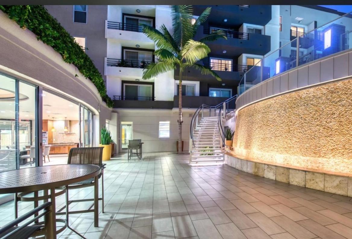 Spacious And With A Pool View Apartamento Los Angeles