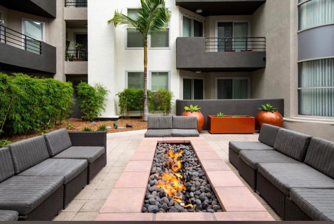 Spacious And With A Pool View Los Angeles