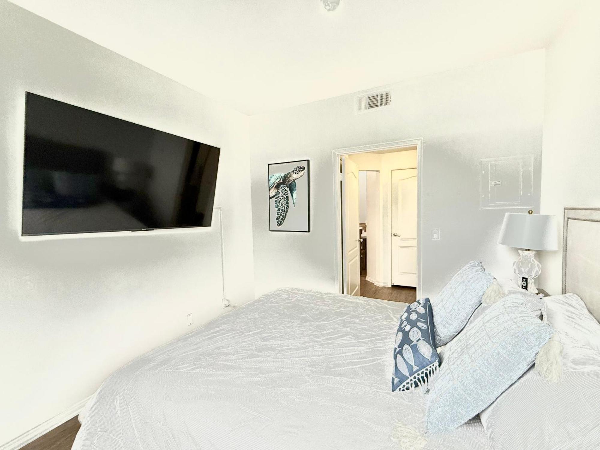Spacious And With A Pool View Los Angeles